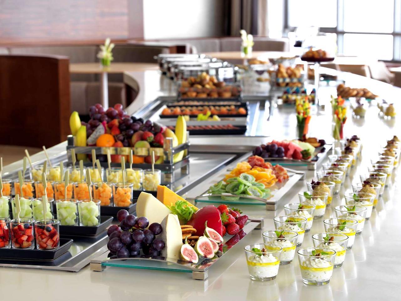 Symphony Style Hotel Kuwait Salmiya Екстер'єр фото A buffet