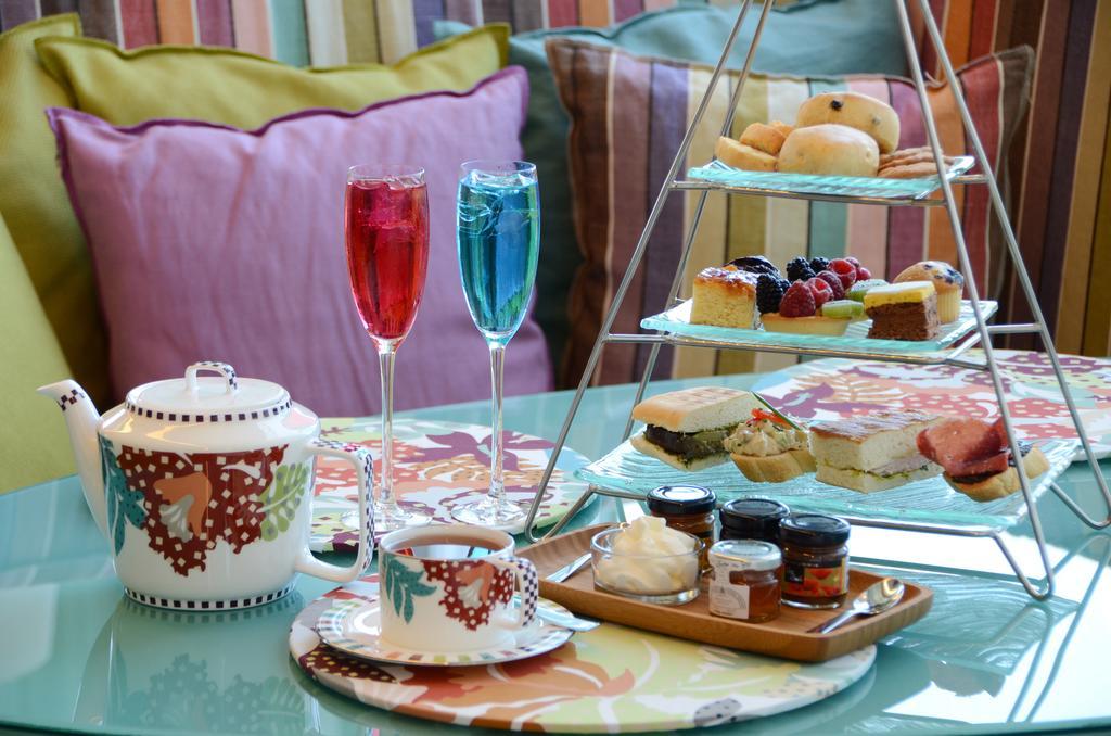 Symphony Style Hotel Kuwait Salmiya Екстер'єр фото Afternoon tea at the InterContinental Hotel, London