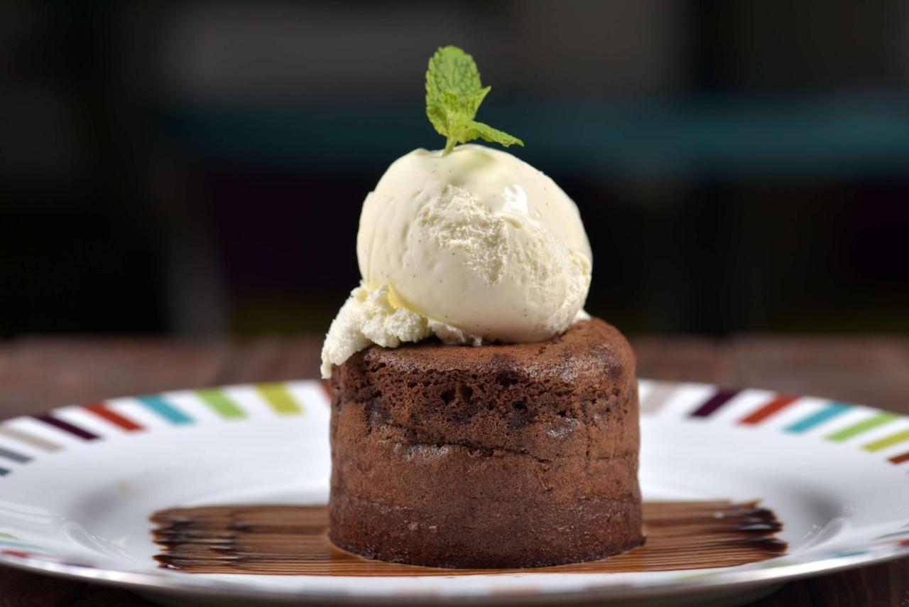 Symphony Style Hotel Kuwait Salmiya Екстер'єр фото A chocolate lava cake with ice cream